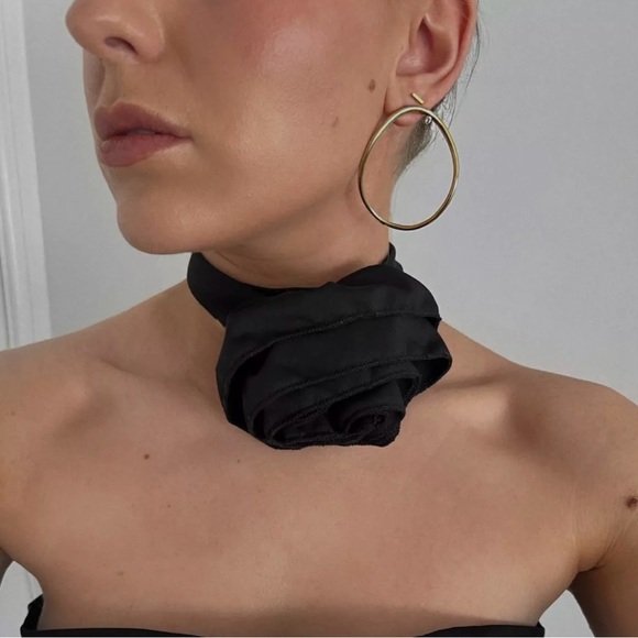 Mejuri Figure Oversized Hoops - Picture 2 of 5